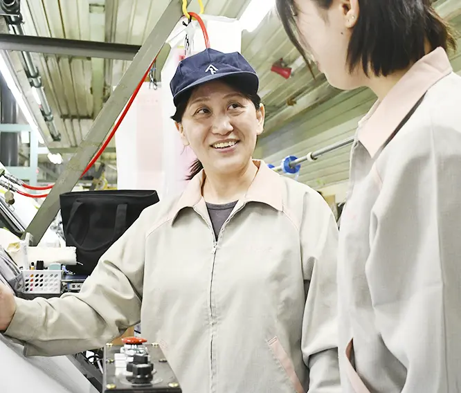 現場で先輩が後輩に仕事を教える安心感のある職場環境。